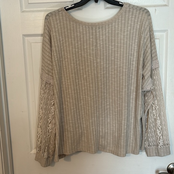 Absolutely Famous Top size 3X with lace sleeves and knot detail and bottom - Picture 4 of 5